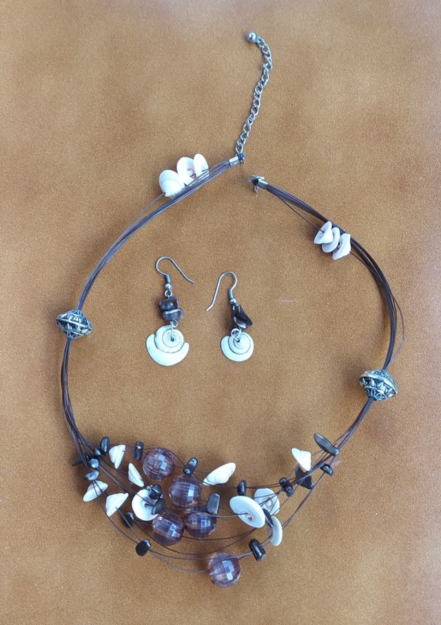 Conjunto collar y pendientes conchas