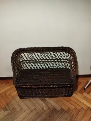 Sillón de mimbre marrón