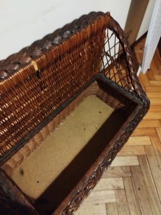 Sillón de mimbre marrón