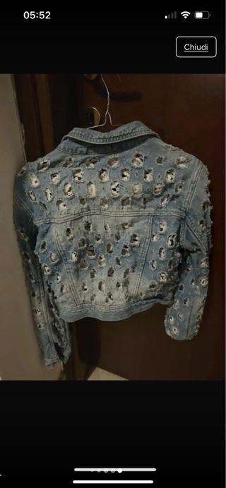 Giacca di jeans strappata con jeans