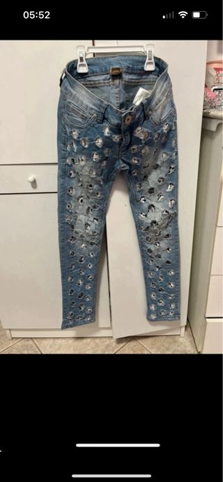 Giacca di jeans strappata con jeans