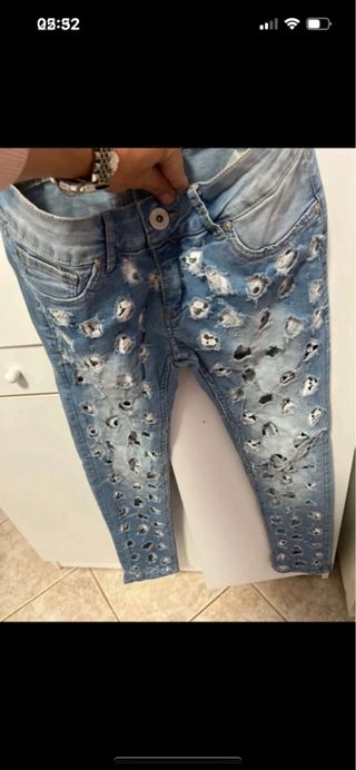 Giacca di jeans strappata con jeans