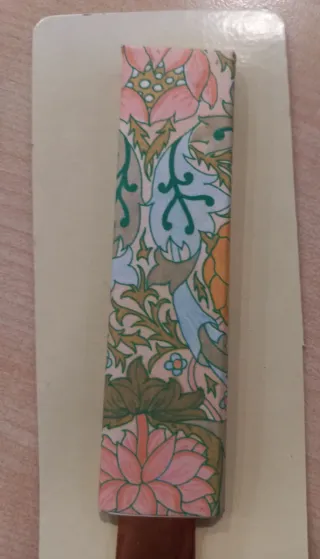 Tagliacarte con decoro floreale