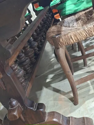 Mesa de comedor de madera oscura