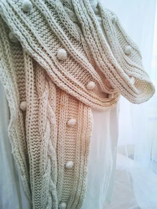 Bufanda tejida beige con pompones de punto. Grande