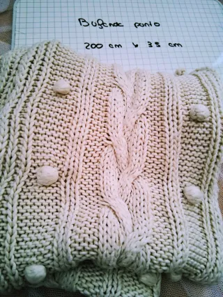 Bufanda tejida beige con pompones de punto. Grande