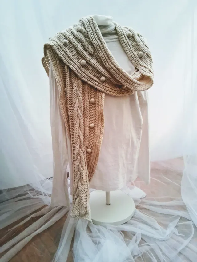 Bufanda tejida beige con pompones de punto. Grande