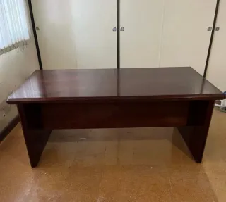 Mesa de despacho de madera oscura