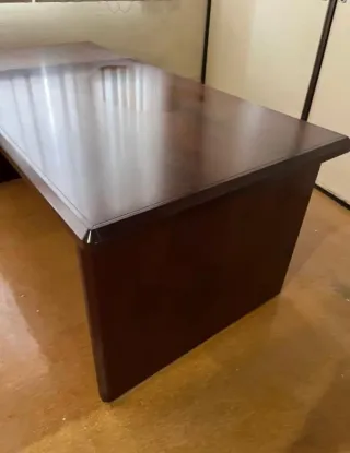 Mesa de despacho de madera oscura