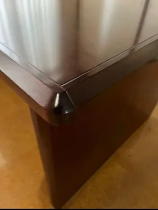 Mesa de despacho de madera oscura
