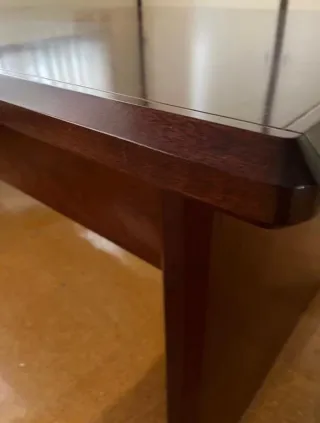 Mesa de despacho de madera oscura