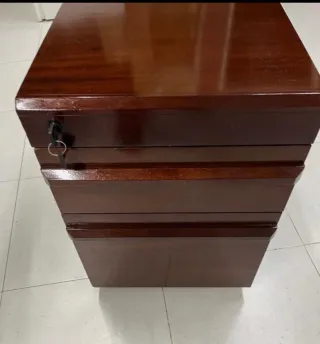 Mesa de despacho de madera oscura