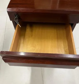Mesa de despacho de madera oscura