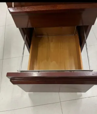 Mesa de despacho de madera oscura
