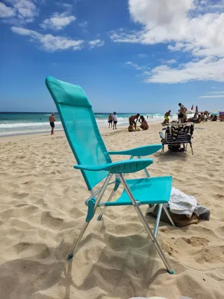 Silla de playa azul y plateada