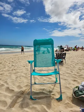 Silla de playa azul y plateada