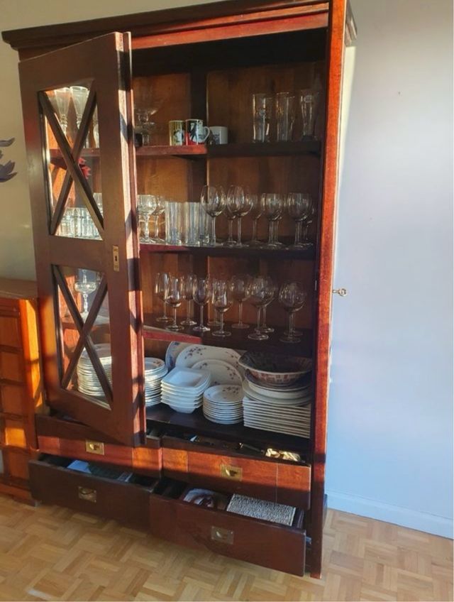 Mueble colonial madera y cristal