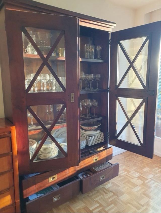 Mueble colonial madera y cristal