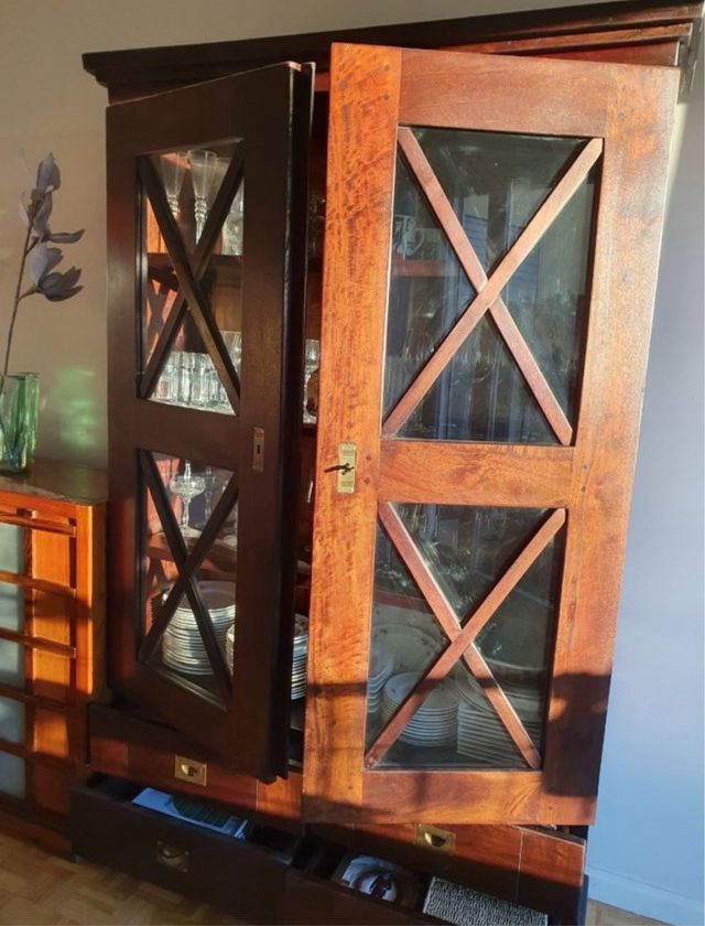 Mueble colonial madera y cristal