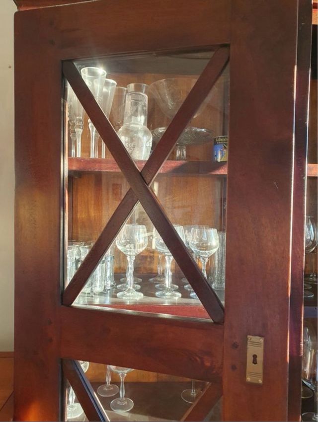 Mueble colonial madera y cristal