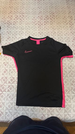 Camiseta Nike Negra y Rosa 
