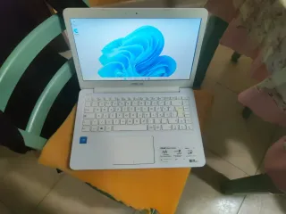 Portatile Asus white 4gb ram ssd 14" led