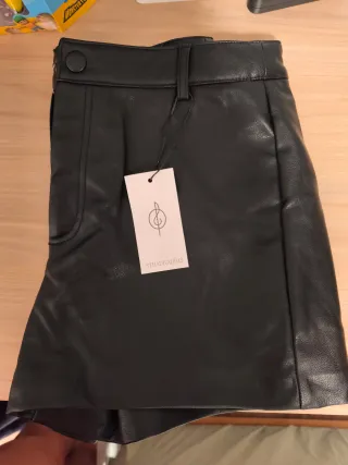 Pantalones cortos efecto piel Stradivarius negros