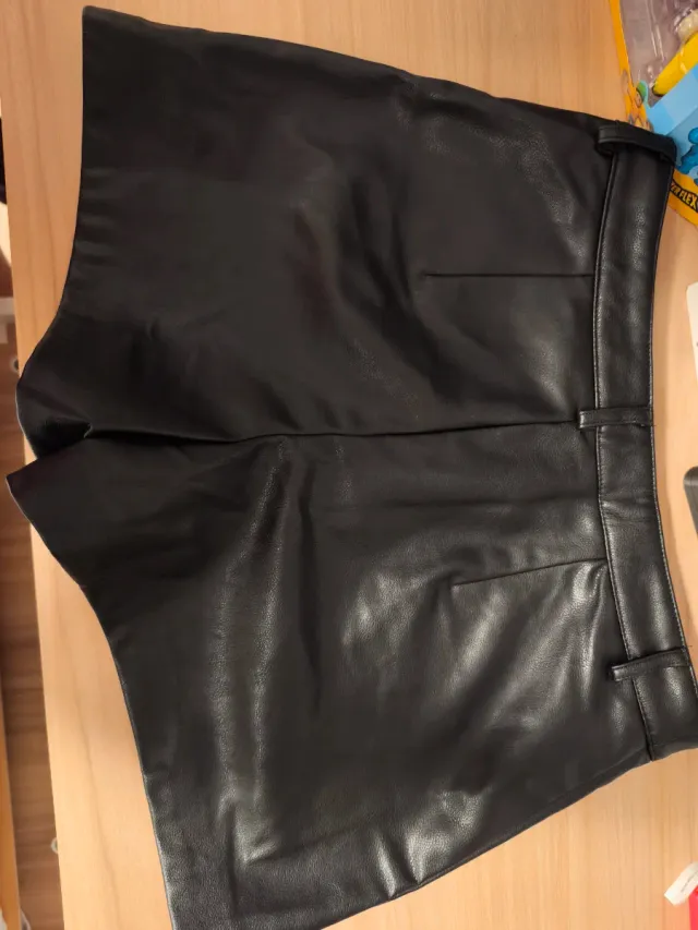 Pantalones cortos efecto piel Stradivarius negros