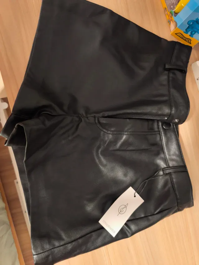 Pantalones cortos efecto piel Stradivarius negros