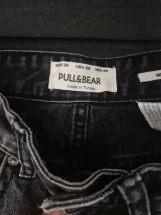 Pantalón vaquero negro desgastado (es asi)