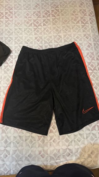 Pantalones cortos Nike negros y naranjas