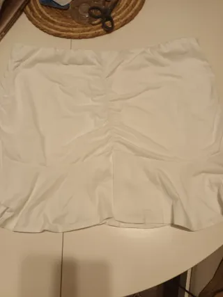 Falda blanca con volantes