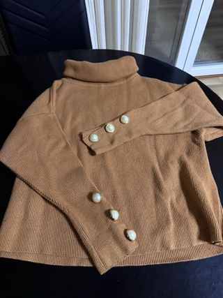 Jersey cuello alto marrón perlas