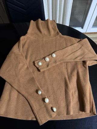 Jersey cuello alto marrón perlas