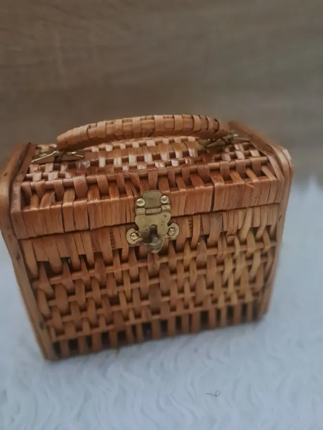 Cesta de mimbre tipo cofre con asa
