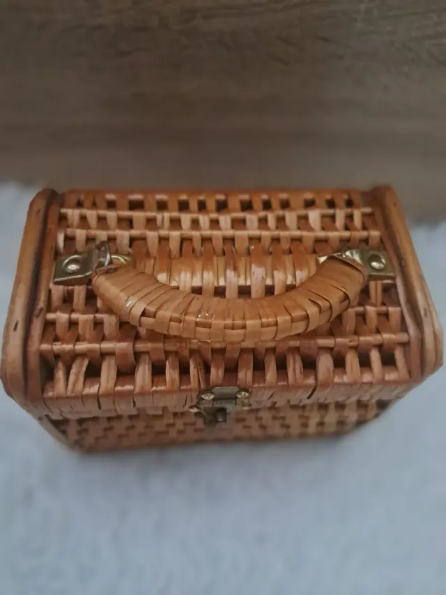 Cesta de mimbre tipo cofre con asa