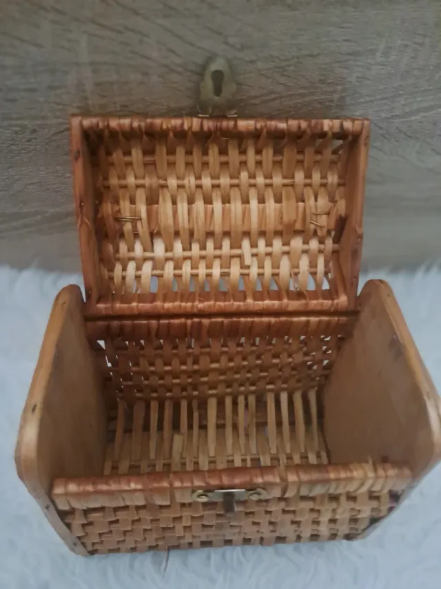 Cesta de mimbre tipo cofre con asa