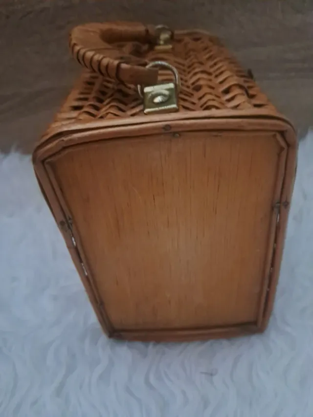 Cesta de mimbre tipo cofre con asa