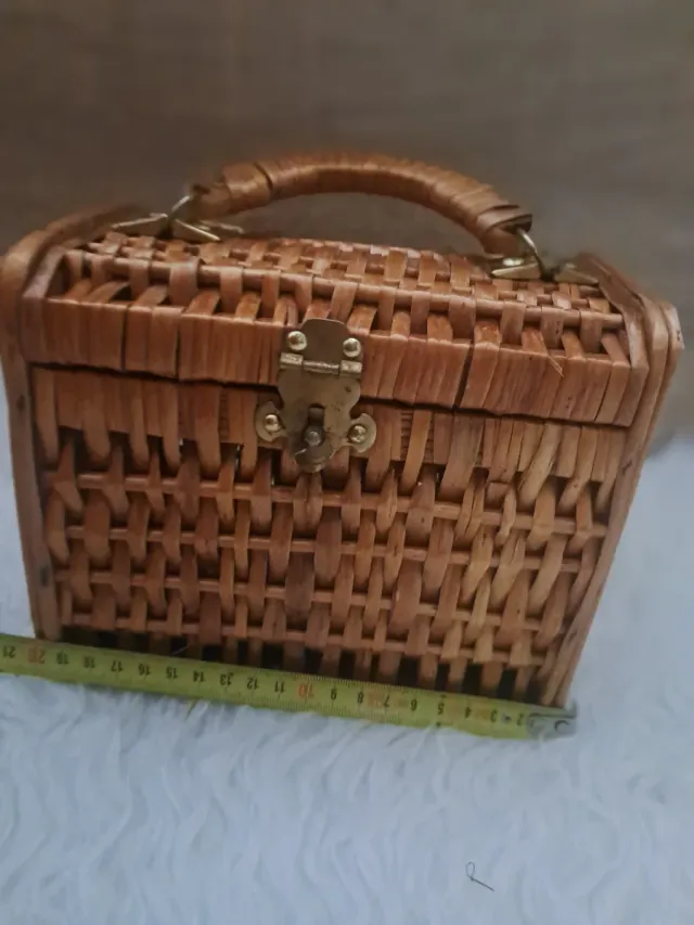 Cesta de mimbre tipo cofre con asa