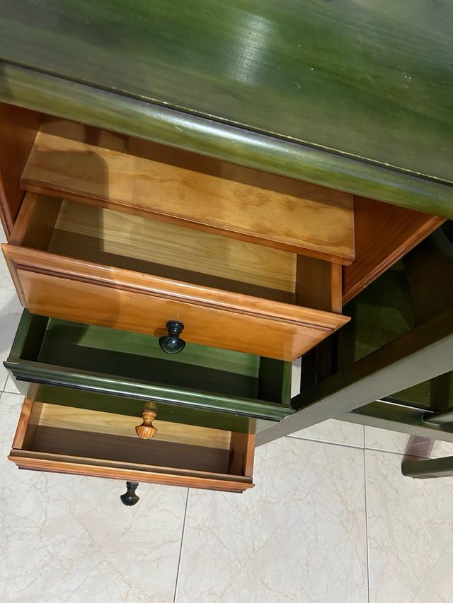 Escritorio de madera maciza 