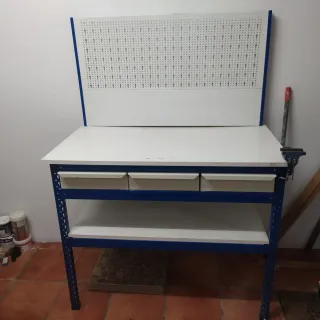 Banco de trabajo con panel y cajones