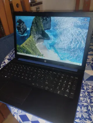 Portátil HP azul, funcionando 