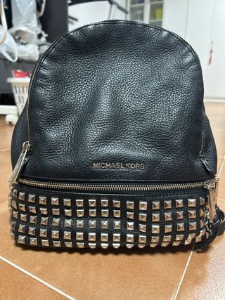 Mochila con tachuelas Michael Kors original negra