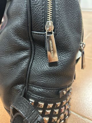Mochila con tachuelas Michael Kors original negra