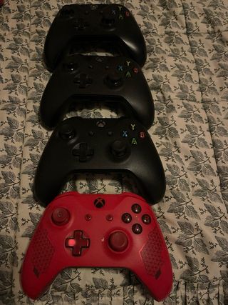 Xbox One 500GB + 3 Mandos Negros y 1 Rojo