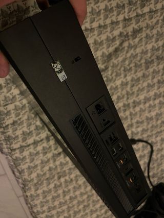 Xbox One 500GB + 3 Mandos Negros y 1 Rojo