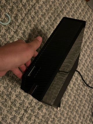Xbox One 500GB + 3 Mandos Negros y 1 Rojo