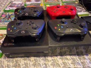 Xbox One 500GB + 3 Mandos Negros y 1 Rojo