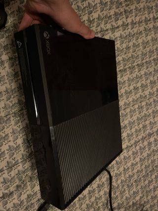 Xbox One 500GB + 3 Mandos Negros y 1 Rojo