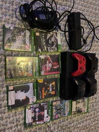 Xbox One 500GB + 3 Mandos Negros y 1 Rojo